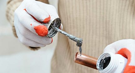 Le maître applique le flux au tuyau