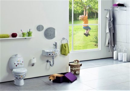 Toilette pour enfants à l'intérieur Toilette pour enfants à l'intérieur