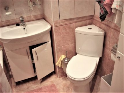 Bol de toilette avec réservoir d'angle WC d'angle à l'intérieur