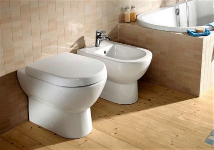 Cuvette de WC avec réservoir intégré Cuvette de WC avec réservoir intégré
