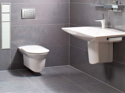 Toilette avec installation à l'intérieur Cuvette de WC avec installation