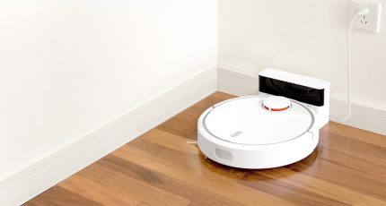 Le robot lui-même arrive à la station de charge Le robot lui-même arrive à la station de charge