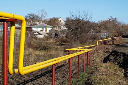 Overhead gas pipeline sa nayon Overhead gas pipeline sa nayon