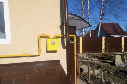 Gas meter sa dingding ng isang bahay Gas meter sa dingding ng isang bahay