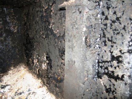 Condensats et cendres sur les murs de la chaufferie Suie dans la chaudière