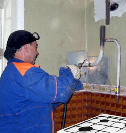 Gas pipe welding Ginagawa ng master ang paghawak ng isang gas pipe