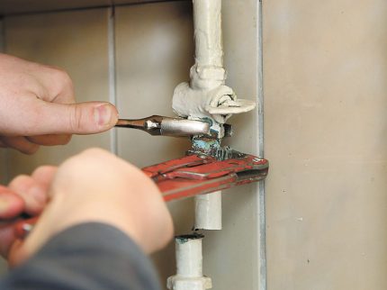 Inalis ng master ang gas pipe Inalis ng master ang gas pipe