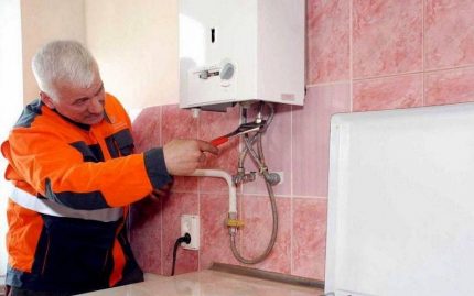 توصيل عمود غاز بواسطة مندوب خدمة الغاز فني يغير عمود الغاز