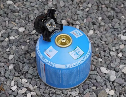Valve-type gas spray can