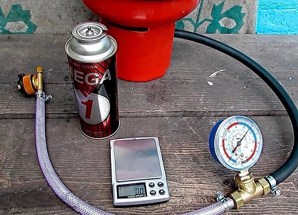 Weighing the can after refueling Weighing the can after refueling