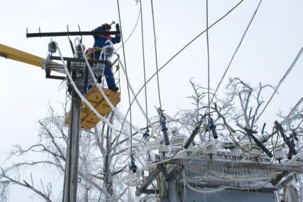 Mga dahilan para sa isang power outage para sa isang boiler ng gas Tinatanggal ng mga elektrisista ang mga epekto ng pagyeyelo ng ulan