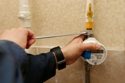 Mounting a dielectric to a pipe