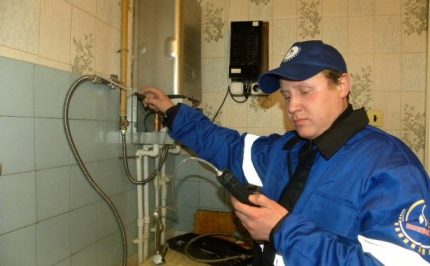Kiểm tra thiết bị trong nhà gas Kiểm tra khí trong nhà của thợ