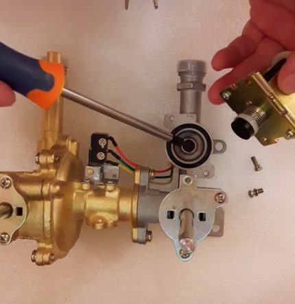 Pag-aalis ng balbula ng boiler ng gas (disassembly) Pag-aalis ng balbula ng boiler ng gas (disassembly)