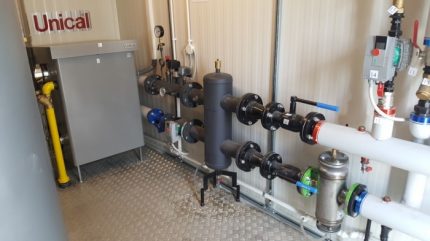 Котли и хидроустройства в газова котелна къща на многоетажна сграда Котли и хидроустройства в газова котелна къща на многоетажна сграда
