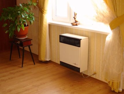 Gas convector sa ilalim ng bintana Gas convector sa ilalim ng bintana