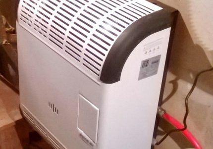Ang hose ng gas ay konektado sa convector. Ang hose ng gas ay konektado sa convector.