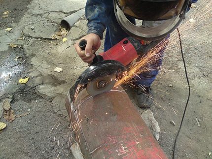Cắt xi lanh bằng máy mài Phần của máy thu khí với máy mài