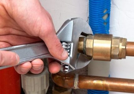 Threaded connection of copper pipes Threaded connection of copper pipes
