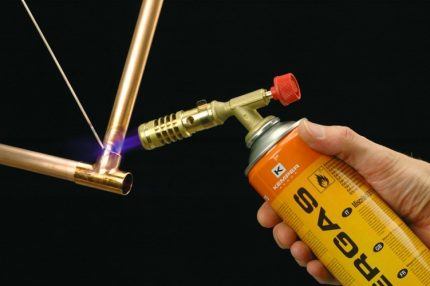 Soldering a copper pipe with solder Soldering a copper pipe with solder