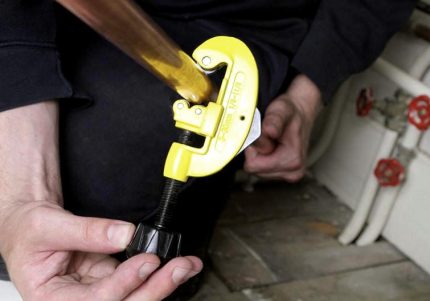 Pipe cutter for cutting copper pipe Pipe cutter for cutting copper pipe
