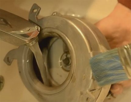 Nililinis ang tagahanga ng boiler ng gas Nililinis ang mga blade ng cochlea at gas fan