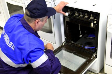 Sinuri ng espesyalista ng Gorgaz ang kondisyon ng oven Sinuri ng espesyalista ng Gorgaz ang kondisyon ng oven