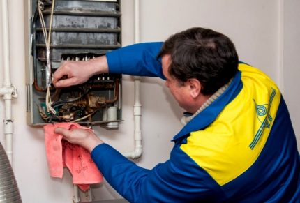 Sinusuri ng espesyalista sa serbisyo ng gas ang boiler Sinusuri ng espesyalista sa serbisyo ng gas ang boiler