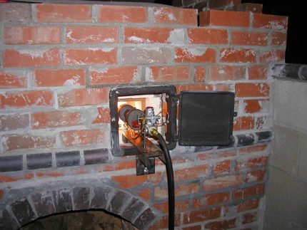 Gas burner in the combustion chamber of a sauna stove The construction of the walls of the furnace
