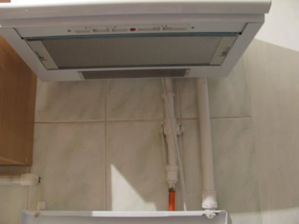 Instal·lació incorrecta del capó prop del tub de gas