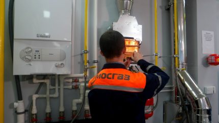 Inspecció d'equips de gas d'un treballador del servei de gas