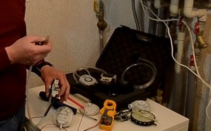 Sinusuri ang switch ng presyon ng isang boiler ng gas na may isang multimeter Sinusuri ang switch ng presyon ng boiler