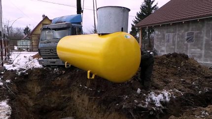 Réservoir d'essence souterrain pour une maison de campagne Réservoir d'essence souterrain pour une maison de campagne