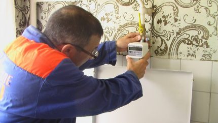 Controle gasmeter Een bedrijfsmedewerker controleert de balie.