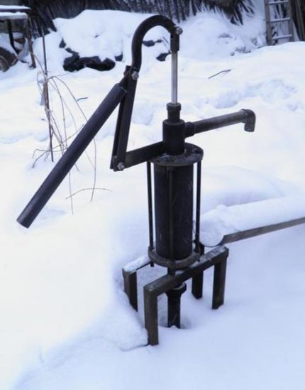 Using a hand pump in winter conditions Metal hand pump in winter