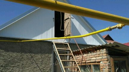Gas pipe sa bakuran Ang pipe na may isang minimum na mga fastener