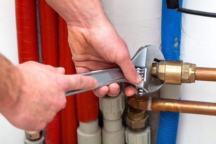 Le capitaine dévisse le tuyau de gaz Le capitaine dévisse le tuyau de gaz