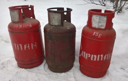 Mga Propane Cylinders Mga lobo sa snow