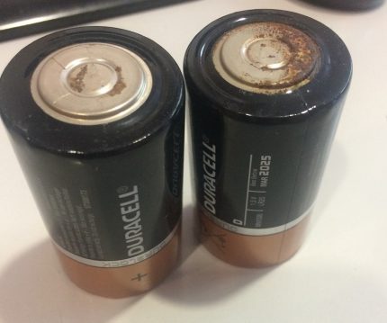 Ang mga baterya na-oxidized at nagsimulang kalawang. Ang mga baterya na-oxidized at nagsimulang kalawang.