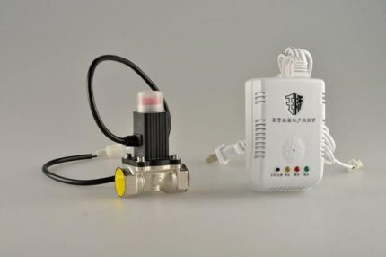 Sensor na may pagsara