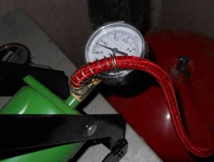 Pressure measurement of the expansion tank Pressure measurement of the expansion tank