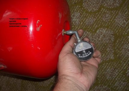 Pressure check in the expansion tank Pressure check in the expansion tank