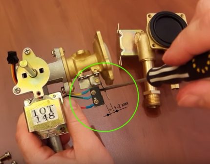 Detecting breakage on microswitch foot Detecting breakage on microswitch foot