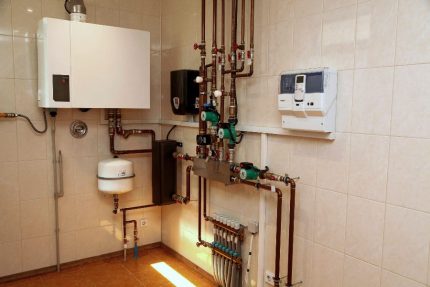 Gas wall boiler sa silid ng boiler Gas wall boiler sa silid ng boiler