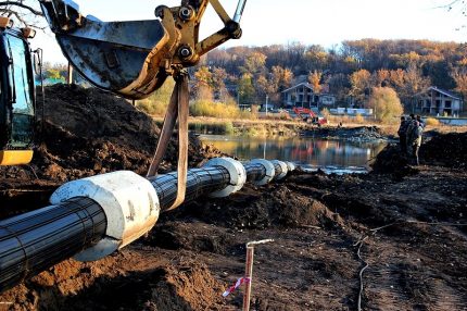 Ang paglalagay ng isang gas pipe sa ilalim ng ilog Ang paglalagay ng isang gas pipe sa ilalim ng ilog