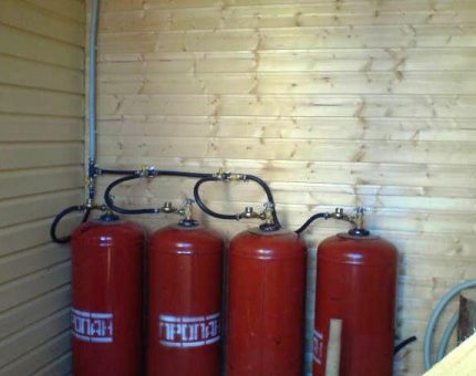 Instalação de botijões de gás para aquecer uma casa e um fogão a gás Bateria do cilindro de gás