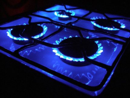 Ngọn lửa màu xanh trong một lò đốt gas Ngọn lửa màu xanh trong một lò đốt gas