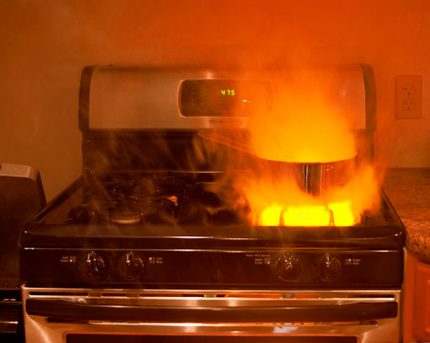 Ngọn lửa đỏ trong một lò đốt gas Ngọn lửa đỏ trong một lò đốt gas