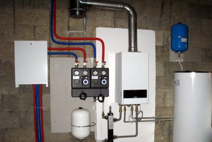 Gas boiler at boiler sa isang pribadong bahay Gas boiler at boiler sa isang pribadong bahay