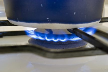Pagluluto sa isang gasolina Ang apoy ng burner sa kalan